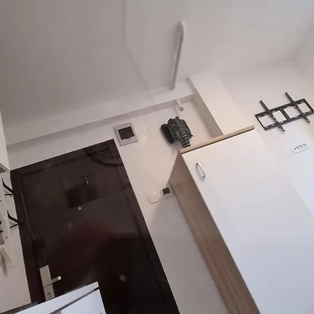 Elephant-in-a-room W Glass Bath Apartment Zagreb