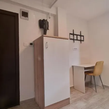 Elephant-in-a-room W Glass Bath Apartment Zagreb