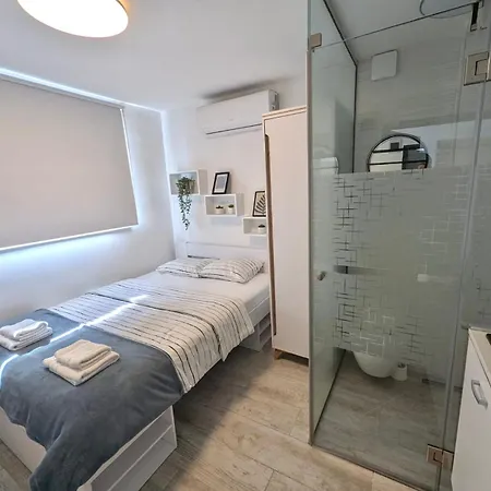 Elephant-in-a-room W Glass Bath Apartment *