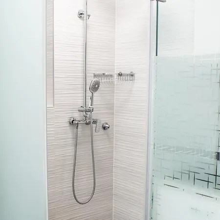 Apartment Elephant-in-a-room W Glass Bath