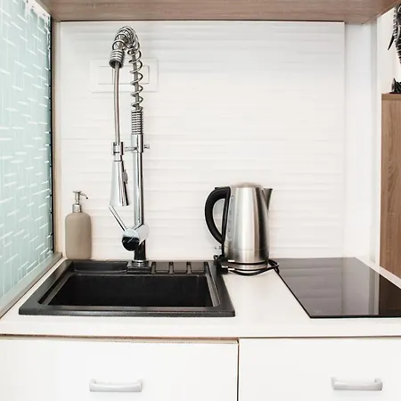 Apartment Elephant-in-a-room W Glass Bath *