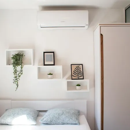 Elephant-in-a-room W Glass Bath Apartment Zagreb